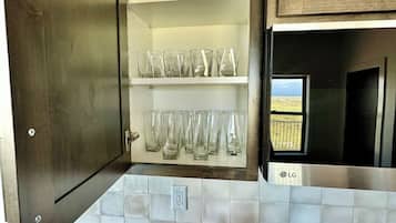 Frigorífico, microondas, placa de cocina y cafetera o tetera