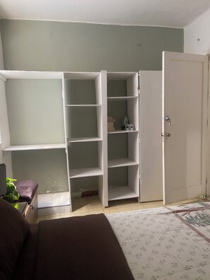 1 habitación, tabla de planchar con plancha, wifi y ropa de cama