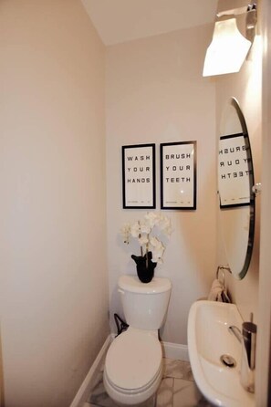Shower, hair dryer, towels, shampoo - Stylish, Comfortable Luxury | Near T (Boston)