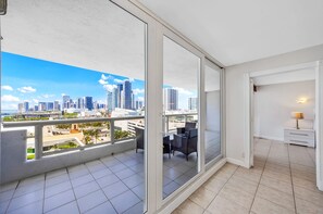 Apartamento | 2 dormitorios, escritorio, Internet