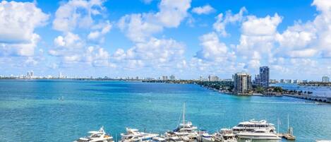 2 bedrooms, desk, Internet