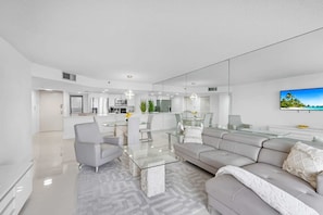 Apartment | 2 bedrooms, desk, Internet - The Grand Wonder Biscayne (Miami)