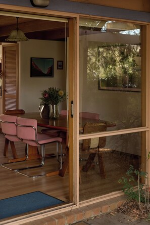 Outdoor dining - Stylish Mid-Century Escape | Sauna + Kid & Dog Heaven (Tootgarook)