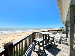 Outdoor dining - Sunburn Alley- 4 bdrm beachfront - a few steps to the sand and surf! (Caplen)