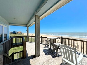 Outdoor dining - Sunburn Alley- 4 bdrm beachfront - a few steps to the sand and surf! (Caplen)