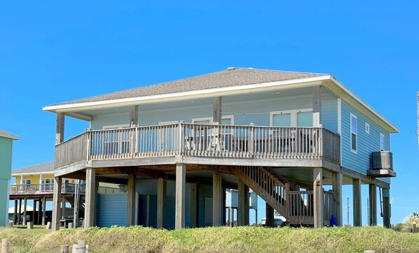 Exterior - Sunburn Alley- 4 bdrm beachfront - a few steps to the sand and surf! (Caplen)