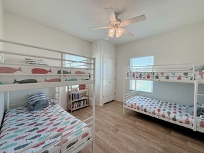 4 bedrooms, free WiFi - Sunburn Alley- 4 bdrm beachfront - a few steps to the sand and surf! (Caplen)