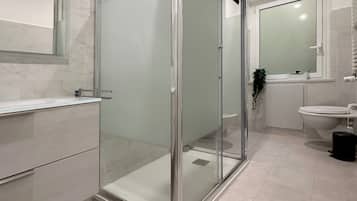 Sèche-cheveux, bidet, serviettes fournies, savon