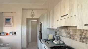 Wasserkocher mit Kaffee-/Teezubehör, Kühlschrank, Mikrowelle, Ofen