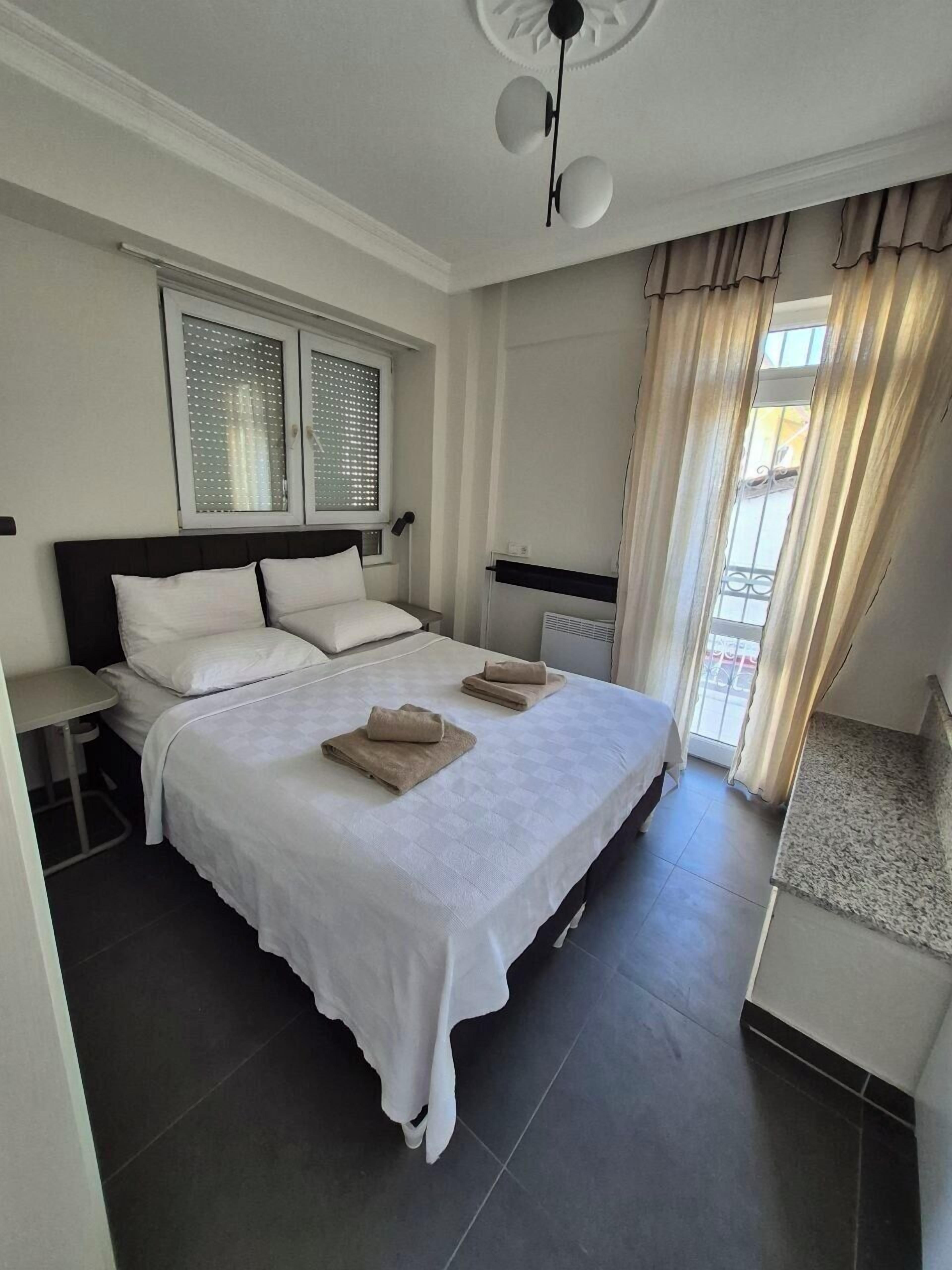 3 bedrooms, travel crib, WiFi, bed sheets