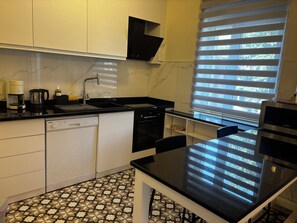 冷蔵庫、電子レンジ、オーブン、コンロ