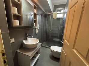 Douche, sèche-cheveux, serviettes fournies, savon