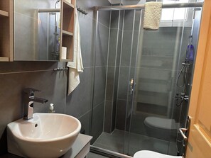 Douche, sèche-cheveux, serviettes fournies, savon