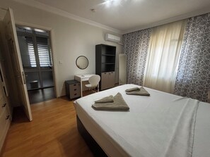 3 室のベッドルーム、旅行用ベビーベッド、WiFi、ベッドシーツ