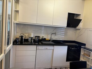 冷蔵庫、電子レンジ、オーブン、コンロ