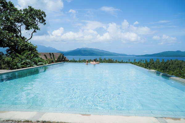 Alberca al aire libre, acceso de 07:30 a 19:00, y camastros