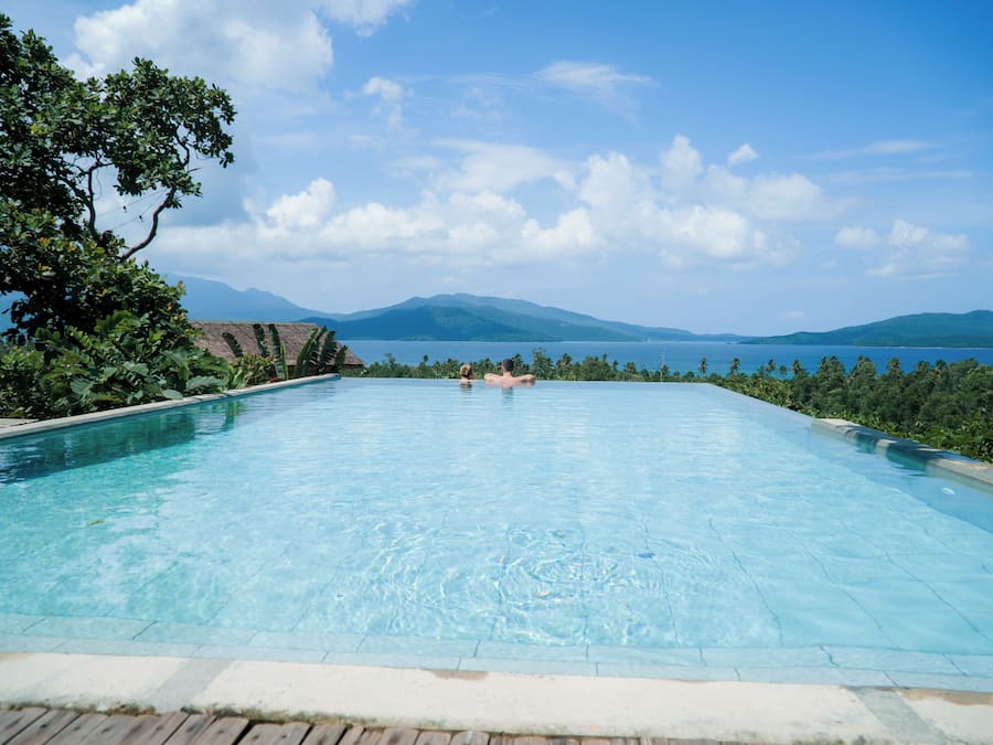 Een buitenzwembad, open van 07.30 uur tot 19.00 uur, en ligstoelen