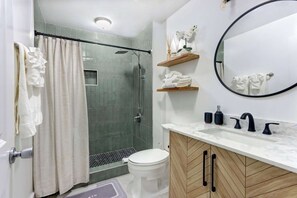 Douche, sèche-cheveux, serviettes fournies, savon