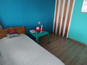 1 bedroom, bed sheets