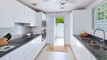 Villa, 6 Bedrooms | Private kitchen