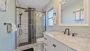 Casa, 3 habitaciones | Baño | Toallas y shampoo 