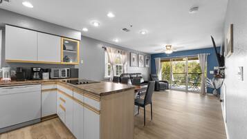 Condo, 2 phòng ngủ | Bếp riêng | Tủ lạnh, dụng cụ pha cà phê/trà