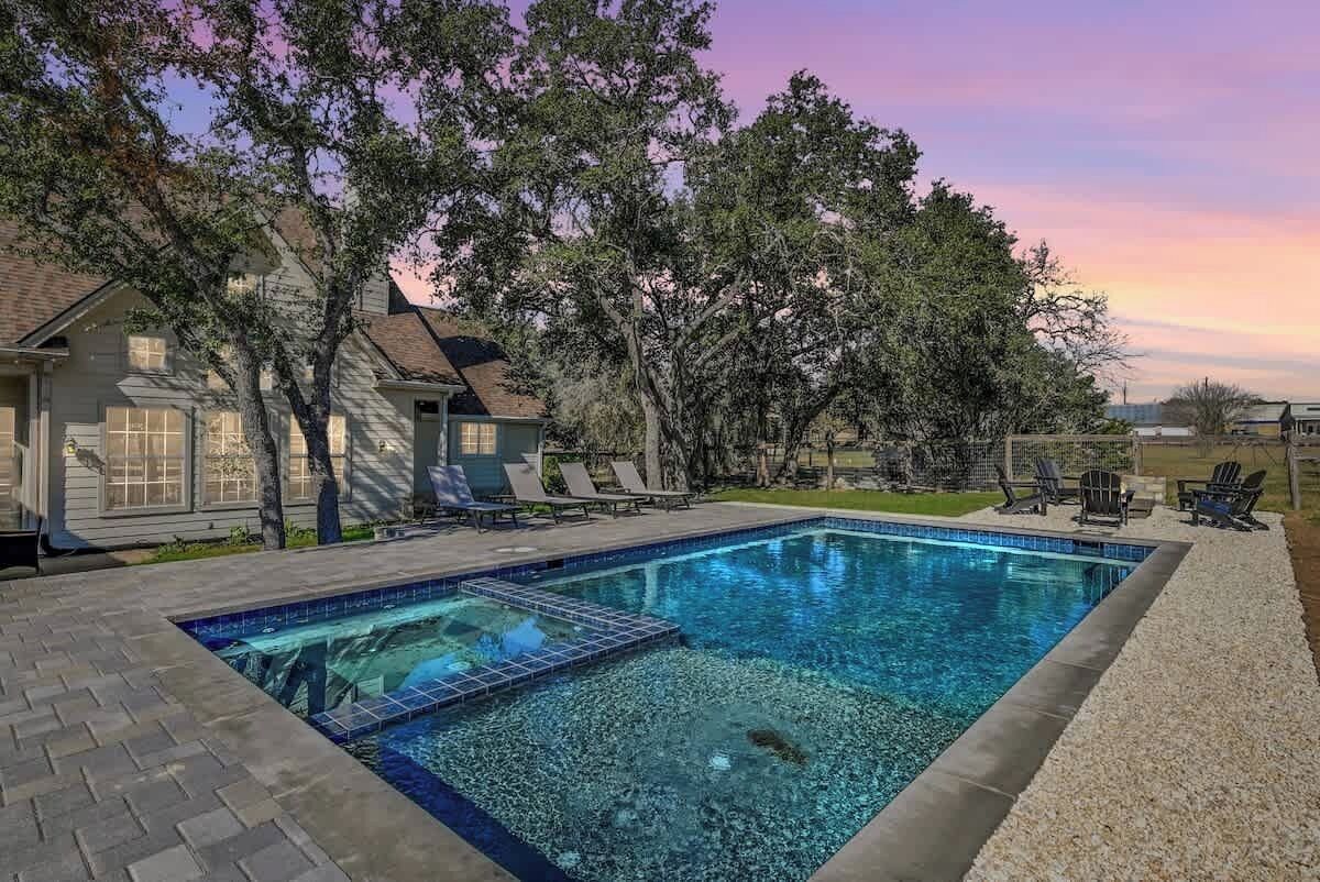 Una piscina al aire libre