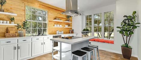 Casa, varias camas, acceso a la alberca, vista a la alberca (209 Peabody) | Cocina privada | Cafetera y tetera