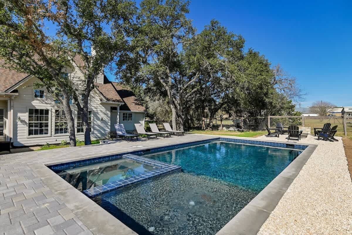 Una piscina al aire libre