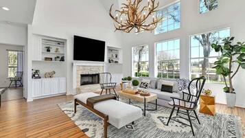 House, Multiple Beds, Pool Access, Pool View (209 Peabody) | Living area