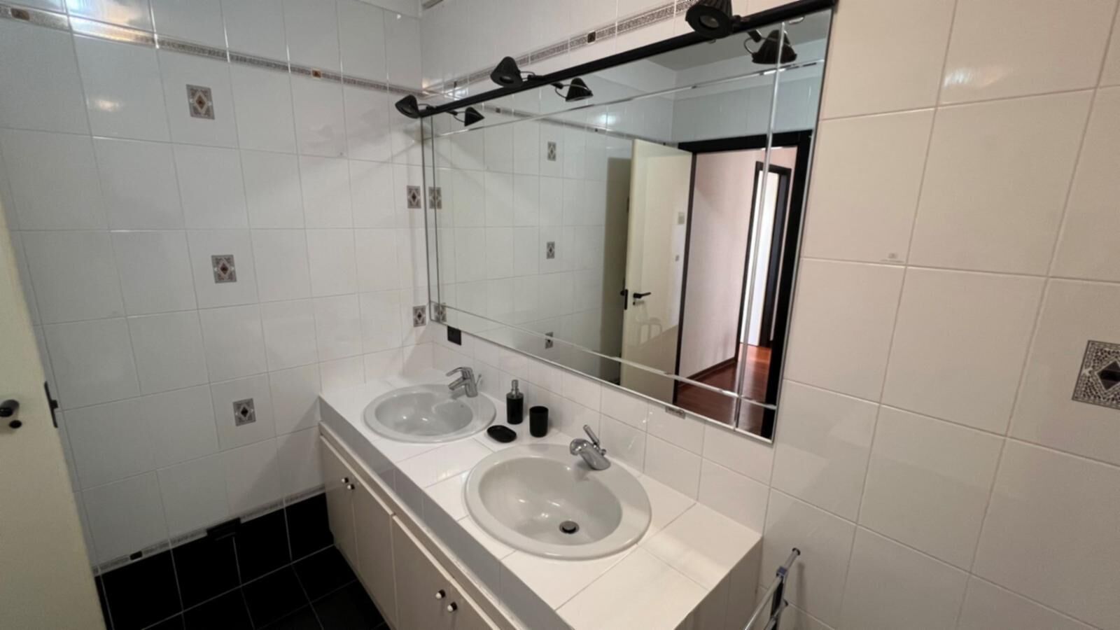 Secador de cabelo, toalhas de banho