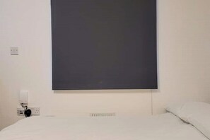 1 dormitorio, tabla de planchar con plancha, wifi y ropa de cama