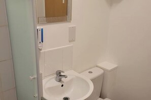 Ducha, secador de pelo, toallas y jabón