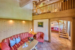 Junior Suite Prinzregent Luitpold | 客房内保险箱、办公桌、笔记本电脑工作区、免费 WiFi