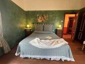 6 bedrooms, iron/ironing board, travel crib, free WiFi - Villa with Pool and Gym (Diaccialone)