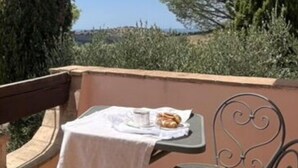A small outdoor patio with a table and chairs, a white tablecloth, and a basket of bread. - Villa with Pool and Gym (Diaccialone)