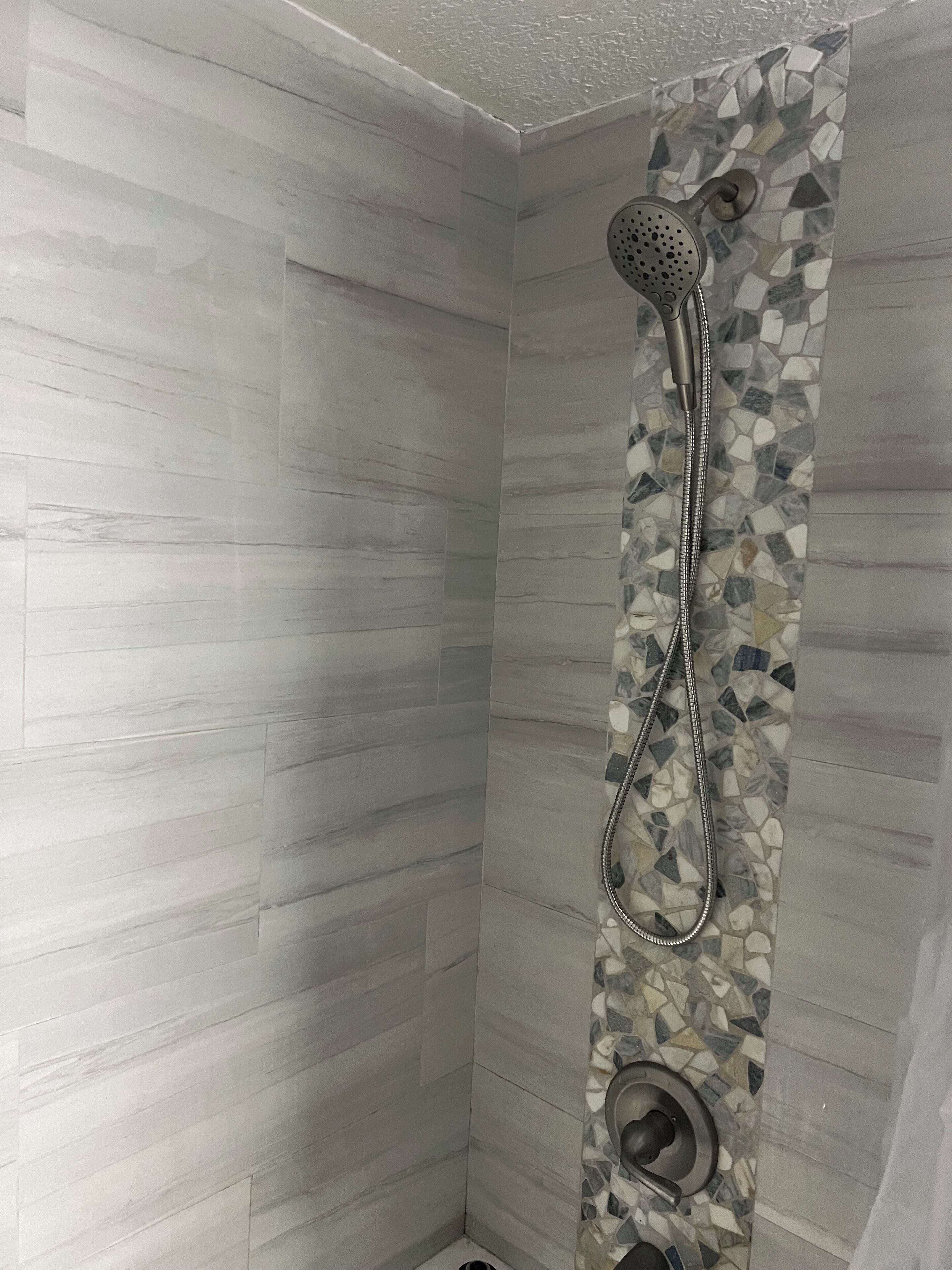 Douche, sèche-cheveux, serviettes fournies, savon