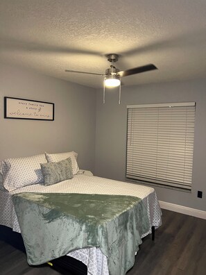 4 bedrooms, desk, iron/ironing board, free WiFi - Cozy Haven w/ Premier Privacy (4bedrm) (Orlando)