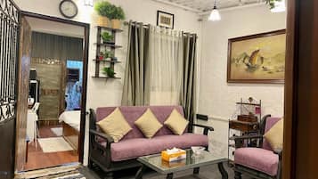 1 habitación, tabla de planchar con plancha, wifi y ropa de cama