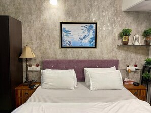 1 bedroom, iron/ironing board, WiFi, bed sheets - Charming Independent Cottage at Carter road, Bandra, Mumbai (Mumbai)