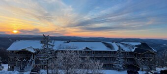 Magnificent Views from the Top-Floor Summit Condo - Great for Families
!