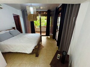 3 bedrooms, desk, WiFi, bed sheets