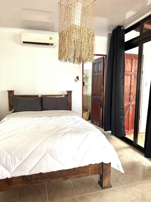 3 bedrooms, desk, WiFi, bed sheets - Safe and private location in Manuel Antonio Centro with pool (Quepos)