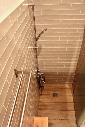 Slaapzaal, alleen voor mannen, niet-roken, uitzicht op vallei (Shiva - Male dorm) | Badkamer | Een douche, toiletpapier