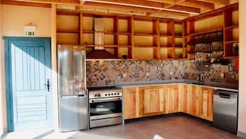 Refrigerador con freezer, mesa de comedor