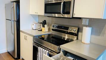 Een koelkast, een magnetron, een oven, een kookplaat