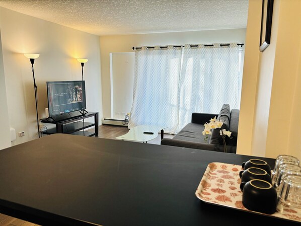 Smart TV - 7th Floor 1 Bedroom Condo with Parking (Calgary)