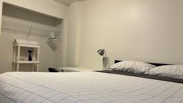 1 soverom, skrivebord, strykejern/-brett og wi-fi (inkludert)