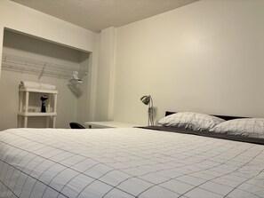 1 bedroom, desk, iron/ironing board, free WiFi - 7th Floor 1 Bedroom Condo with Parking (Calgary)