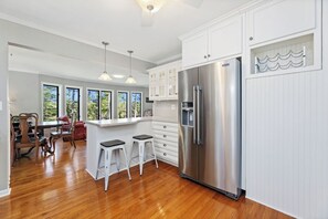 Jääkaappi, mikroaaltouuni, uuni, liesi